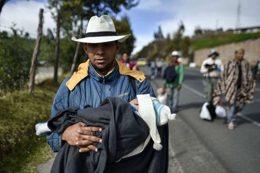 Miles de migrantes venezolanos siguen llegando a Colombia.  / AFP
