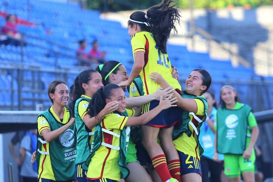 Selección femenina de Colombia en el Sudamericano sub-17. Las jugadoras celebran la victoria por 3-0 ante Argentina.
