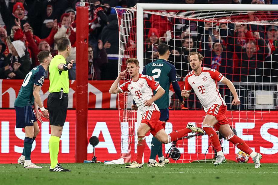Joshua Kimmich (centro) celebra el gol que le dio la victoria 1-0 a Bayern Múnich sobre Arsenal este miércoles.