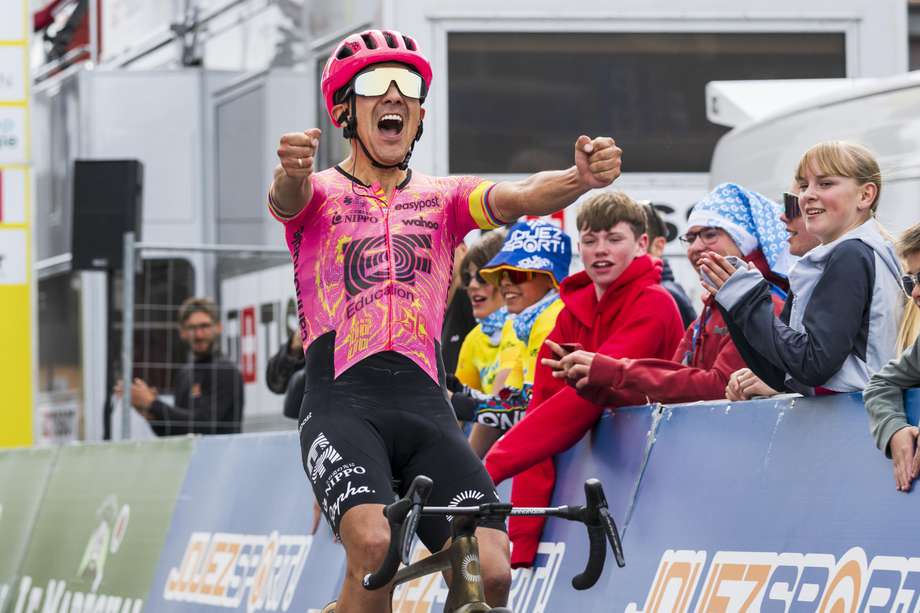 Richard Carapaz de Ecuador del equipo EF Education-Easypost celebra ganar la cuarta etapa, una carrera de 151,7 km entre Saillon y Leysin en la 77.a carrera ciclista Tour de Romandie UCI World Tour, Leysin, Suiza, 27 de abril de 2024.