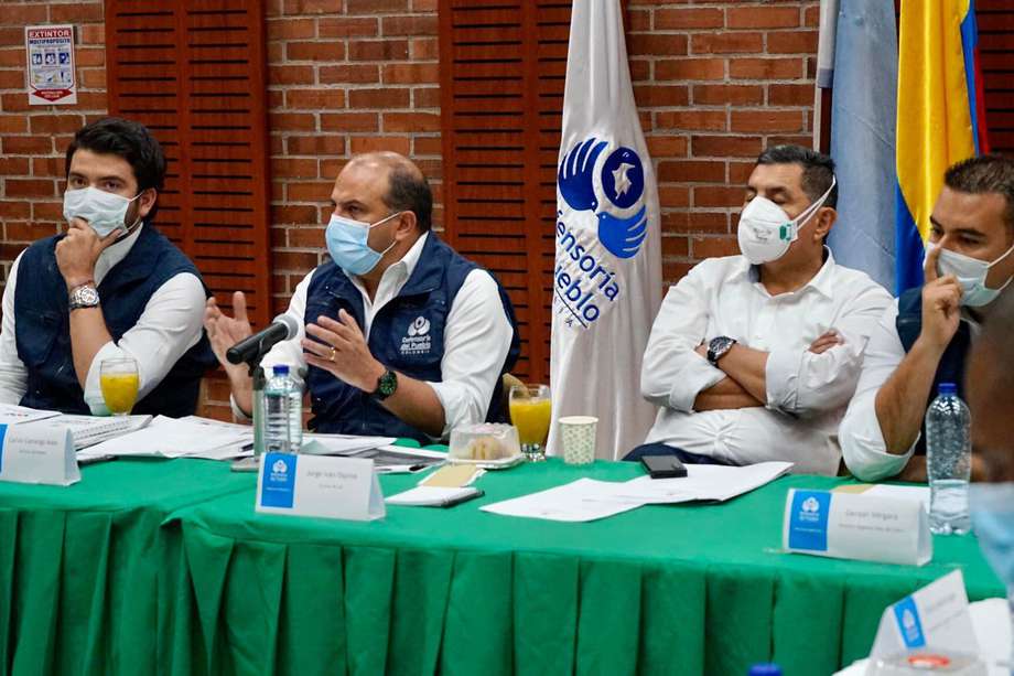 El Defensor del Pueblo, Carlos Camargo, hizo la presentación de la alerta temprana en Cali, en compañía del alcalde Jorge Iván Ospina.