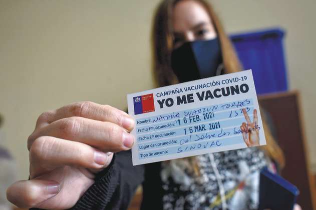¿Qué pasó con la vacunación en Chile? Primeros estudios revelan fallas y desafíos