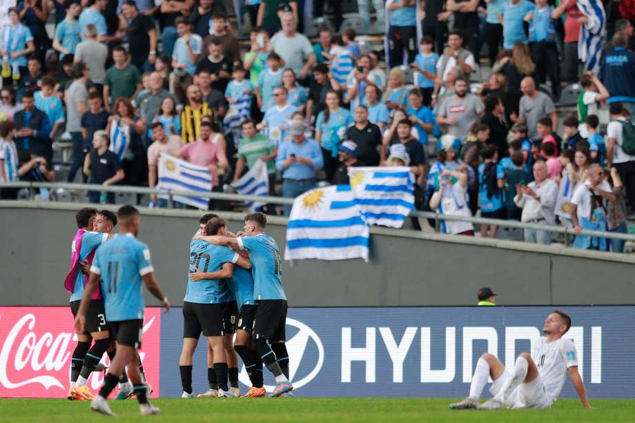 Jugadores de Uruguay celebran al final, de un partido de las semifinales de la Copa Mundial de Fútbol sub-20 entre Uruguay e Israel en el estadio Diego Armando Maradona en La Plata (Argentina). 