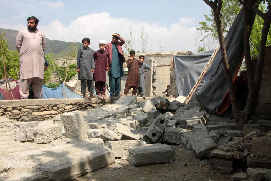 Habitantes de Pakistán evalúan los daños del terremoto de magnitud 5,6 acontecido este martes.
