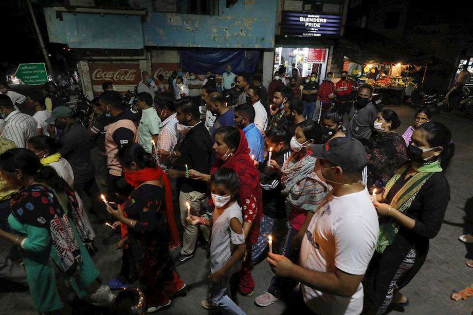 Un grupo de ciudadanos hace una jornada de luces en India para protestar por la violación en grupo de una joven de 19 años.