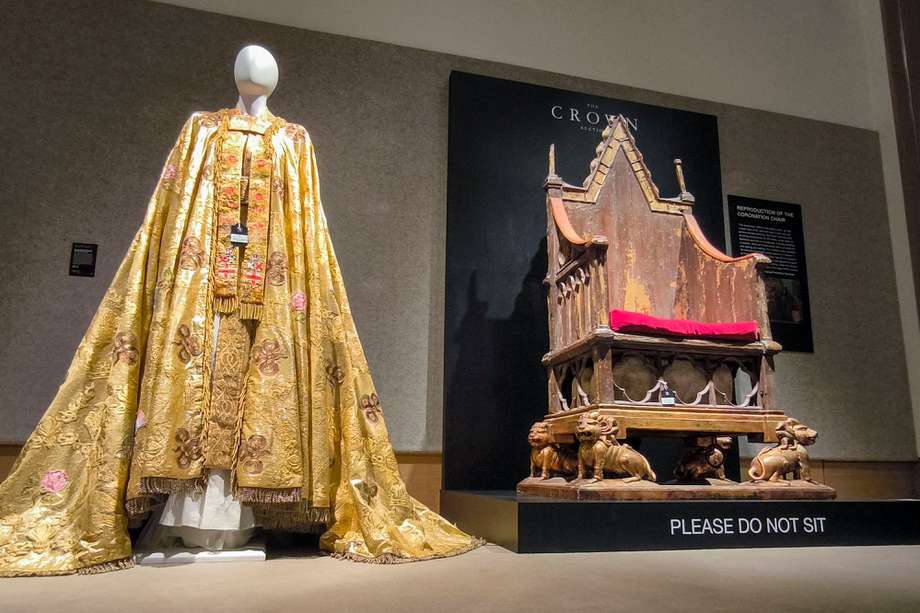 En la imagen, la réplica de La silla de Eduardo utilizada en The Crown, que se subasta en Londres por valor de 20.000 libras. EFE/ G. Garrido
