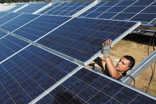 El informe de Irena señaló que la capacidad de energía renovable debe triplicarse de aquí a 2030. Sean Gallup/Getty Images