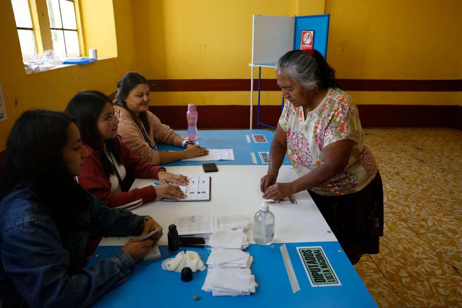  Los centros de votación de Guatemala abrieron este domingo sus puertas para la jornada electoral, donde el país centroamericano decidirá a su próximo presidente para el período 2024-2028. 