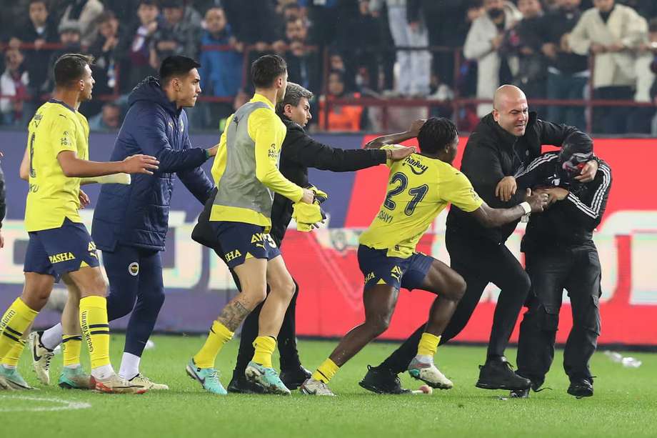Un aficionado (derecha) ataca a los jugadores del Fenerbahce tras la derrota del Trabzonspor por 3-2.
