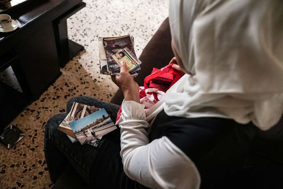 Sin los certificados de defunción de sus maridos, en Siria las viudas  no pueden reclamar la herencia o sus bienes, ni  acceder a sus propiedades inmobiliarias si fueron confiscadas por las autoridades. (Photo by DYLAN COLLINS / AFP)