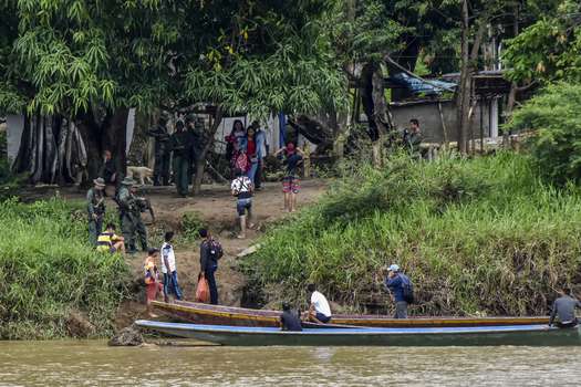 Venezolanos abordan botes para cruzar el río Arauca desde La Victoria, estado Apure, Venezuela hasta el municipio de Arauquita, departamento de Arauca, Colombia