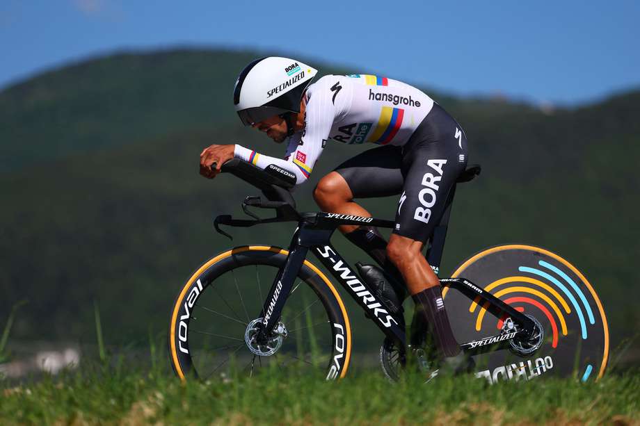 El ciclista colombiano Daniel Martinez del equipo Bora en la séptima etapa del Giro de Italia.