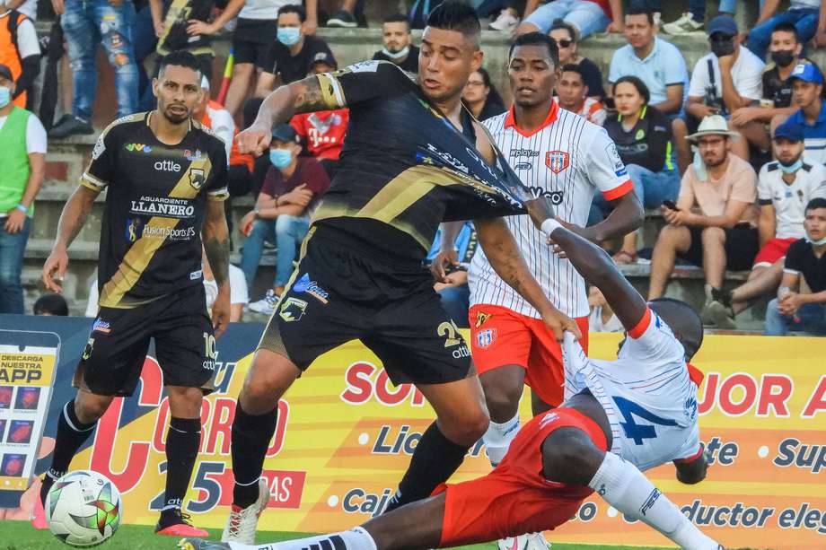 Llaneros F. C. y Unión Magdalena durante partido de la fecha 6 de los cuadrangulares semifinales por el Torneo BetPlay.