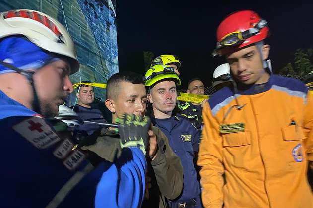 Rescataron a la primera de las cinco personas atrapadas en cable aéreo en Caldas