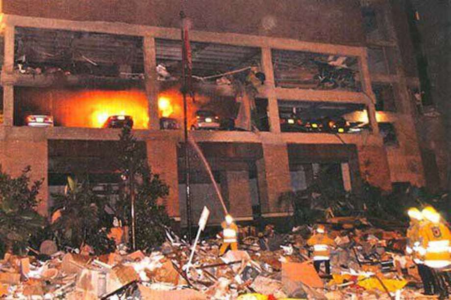 En la noche del 7 de febrero de 2003 explotaron 250 kilos de C4 en el parqueadero de El Nogal, matando a 36 personas. 