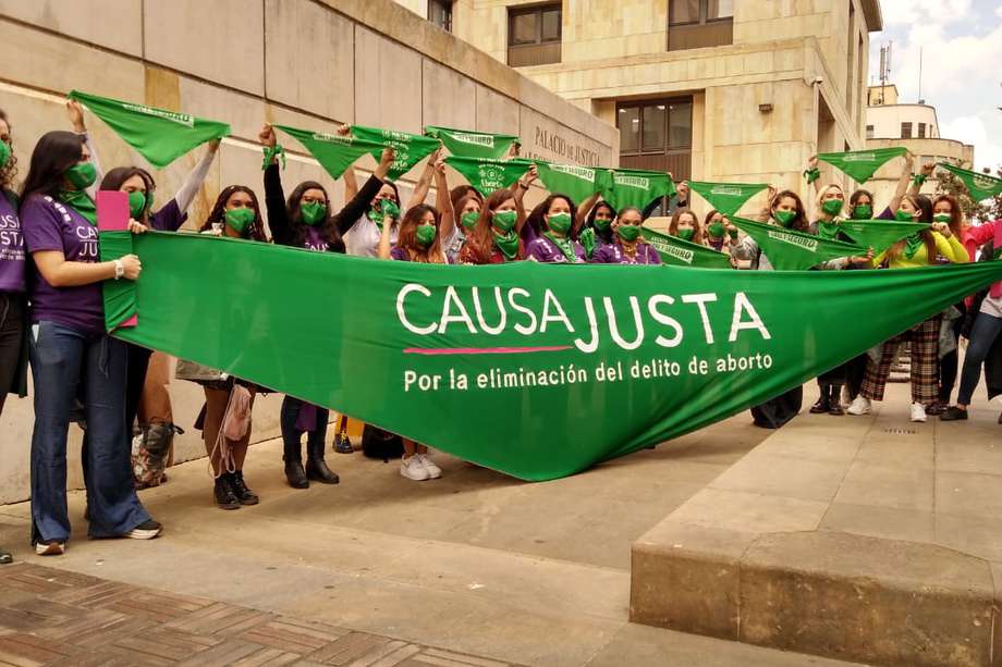 En la mañana de este miércoles, tras radicar la petición en la Corte Constitucional, presentaron un acto simbólico hondeando banderas y pañoletas verdes. / Women's Link Worldwide