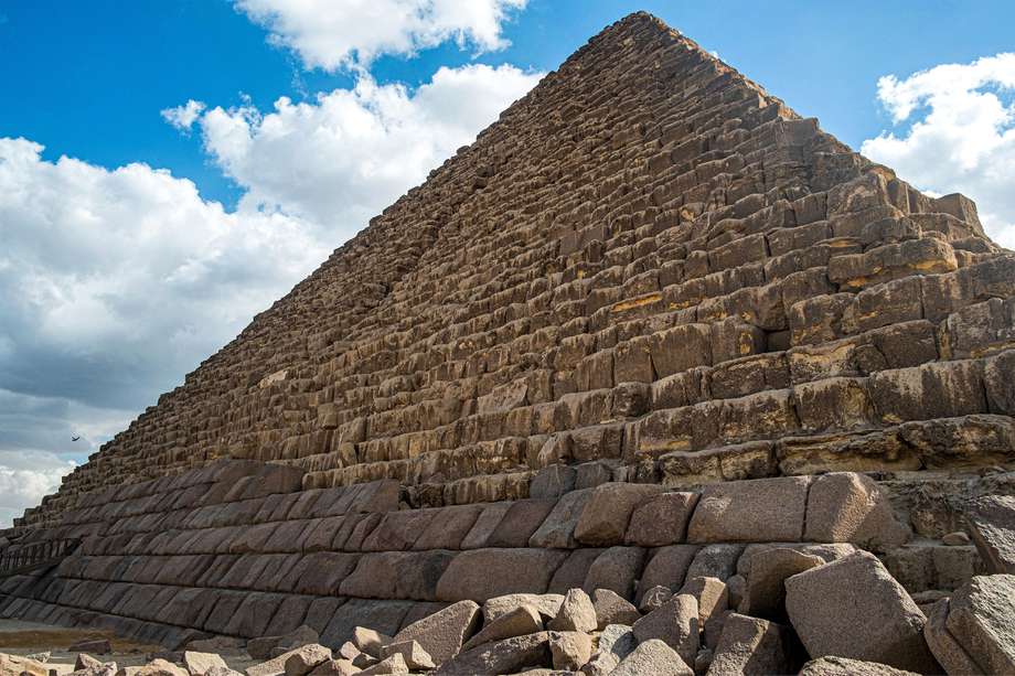 La Pirámide de Menkaure (o Menkheres, construida en el siglo 26 a. C.) aparece representada en la Necrópolis de las Pirámides de Giza, al occidente de El Cairo.