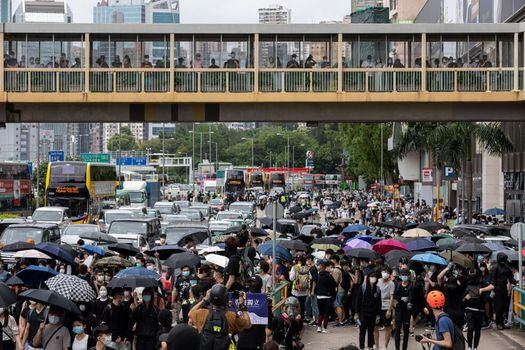 Miles de manifestantes bloquearon hoy las avenidas de Hong Kong.  / EFE