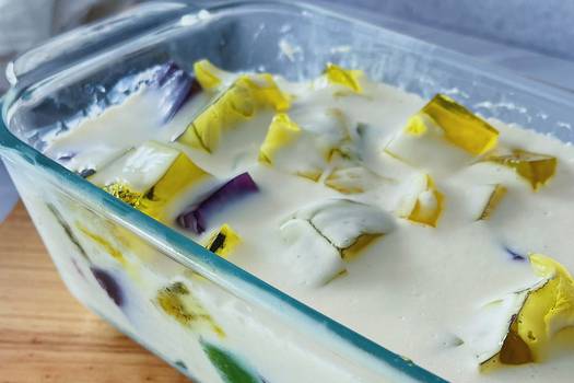 Preparar gelatina de colores con crema de leche es una idea deliciosa y creativa para hacer un postre colorido y sabroso.