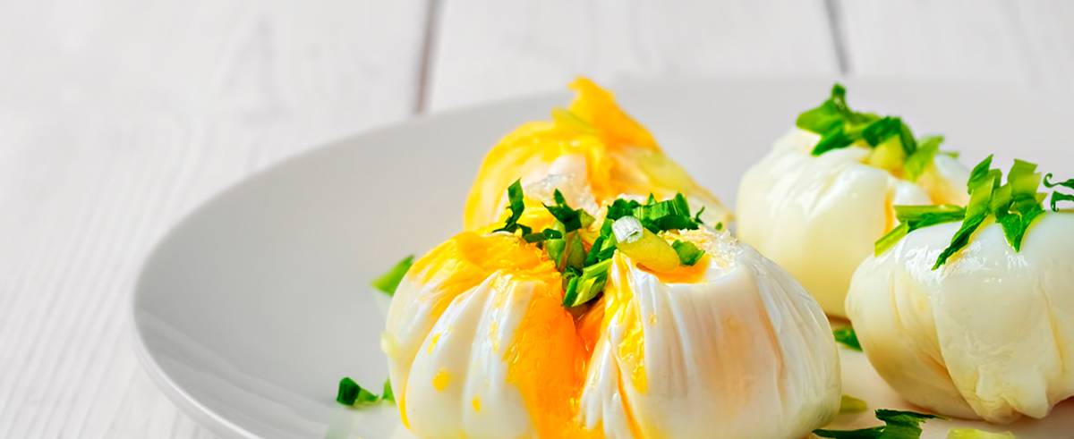 Si quieres sorprender con un delicioso desayuno y algo muy diferente a lo común, puedes preparar estos deliciosos huevos benedictinos.