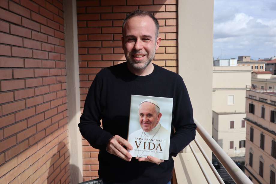 El vaticanista italiano Fabio Marchese Ragona posa con un ejemplar en español del libro "Vida. Mi historia a través de la Historia", la autobiografía del papa Francisco que ha escrito junto al pontífice. 