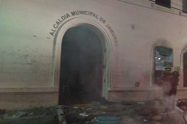 Plantón pacífico en Jamundí terminó con Alcaldía y Concejo incinerados