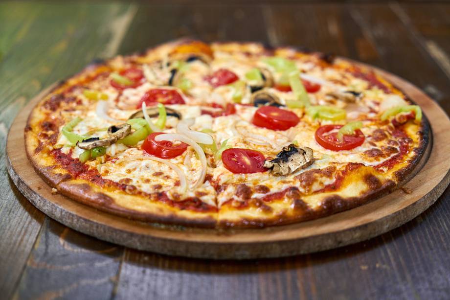 Una porción de pizza te brinda 265 calorías.