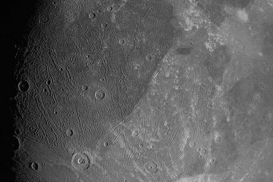 Esta imagen de Ganímedes fue obtenida por el generador de imágenes JunoCam durante el sobrevuelo de la luna helada del 7 de junio de 2021 de Juno.