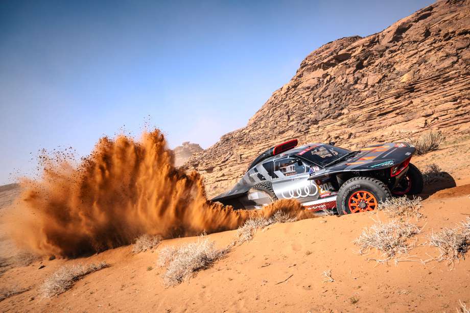 El piloto español Carlos Sainz y su copiloto Lucas Cruz, de Team Audi Sport race, durante la etapa 1 del Rally Dakar 2024, de Alula a Al Henakiyah, Arabia Saudita, este sábado. 
