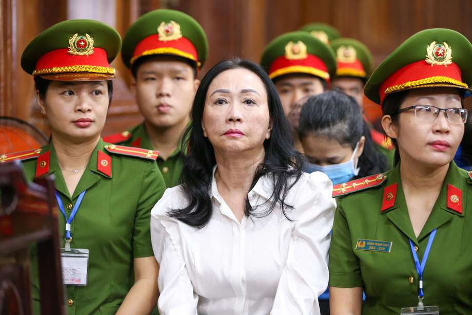 Truong My Lan (C), presidenta de Van Thinh Phat Holdings, sentada durante su juicio en el Tribunal Popular de Ciudad Ho Chi Minh, Vietnam.