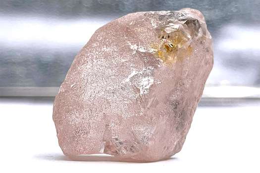 Esta imagen sin fecha publicada por Lucapa Diamond Company Limited el 27 de julio de 2022 muestra un diamante rosa de 170 quilates, denominado The Lulo Rose, que fue descubierto en la mina Lulo en la región nororiental rica en diamantes de Angola. /AFP