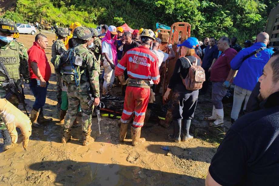 Los trabajos de rescate son apoyados por Bomberos de Antioquia, Defensa Civil, Cruz Roja, Ejército y la Unidad Nacional de Gestión del Riesgo.