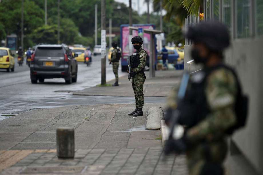 Soldados colombianos montan guardia en una calle en Cali, en donde el presidente ordenó un despliegue militar.