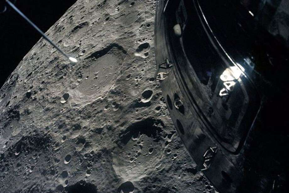 La tripulación del Apolo 13 fotografió la Luna desde su "bote salvavidas" del Módulo Lunar al pasar junto a ella