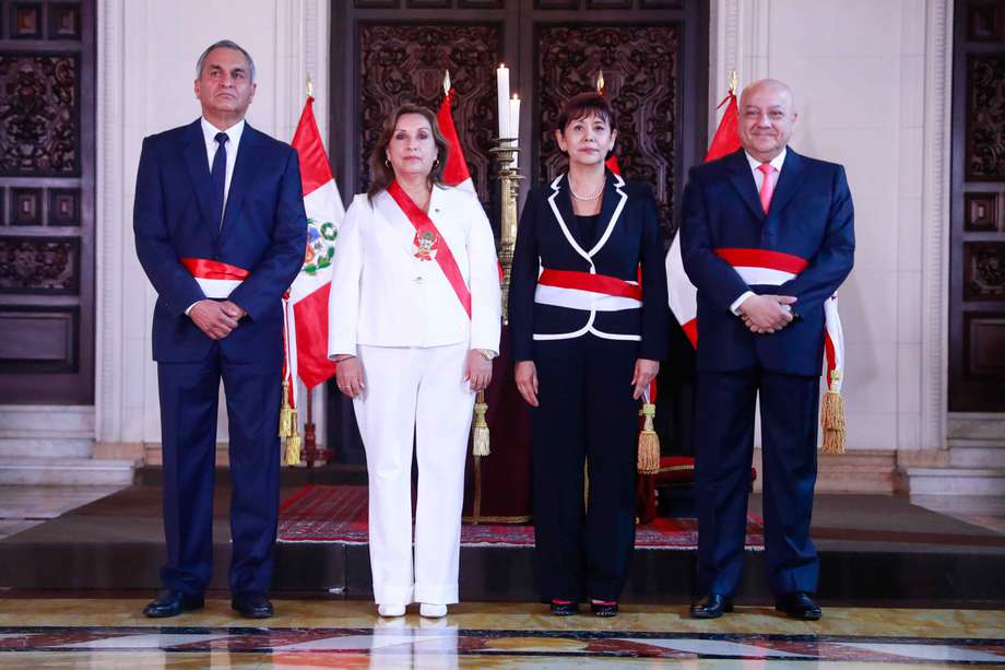 La presidenta de Perú, Dina Boluarte (2i), posa junto a los ministros Vicente Romero Fernández (i), ministro del Interior; Luis Alfonso Adrianzen (d), ministro de Trabajo y Nancy Tolentino (2d), ministra de la Mujer hoy, en Lima (Perú). 
