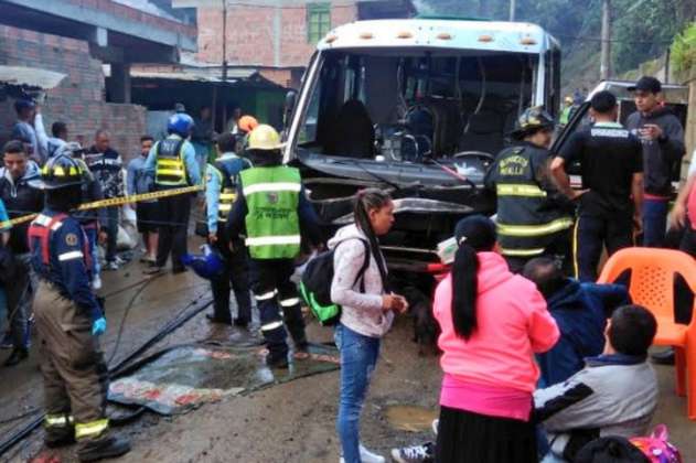 Volcamiento de bus en el nororiente de Medellín dejó 29 personas lesionadas