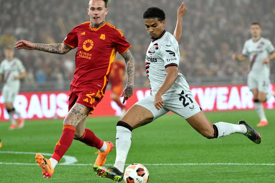  Rick Karsdorp (izq.) en acción con Amine Adli en el juego de ida entre Roma y Bayer Leverkusen por las semifinales de la Europa League.
