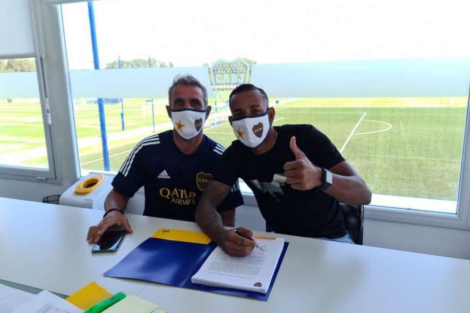 Sebastián Villa junto a Raúl Cascini en la firma de la renovación en Boca Juniors.