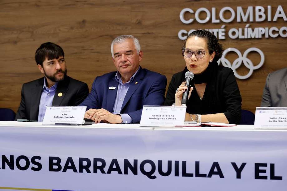 Exalcalde de Barranquilla, Jaime Alberto Pumarejo (i); el presidente del Comité Olímpico Colombiano, Ciro Solano, y la ministra colombiana del Deporte, Astrid Bibiana Rodríguez. 