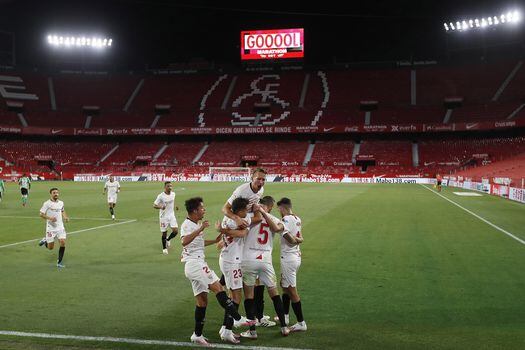 Los jugadores del Sevilla celebran el primer gol ante Betis, por la fecha 28 de LaLiga de España.