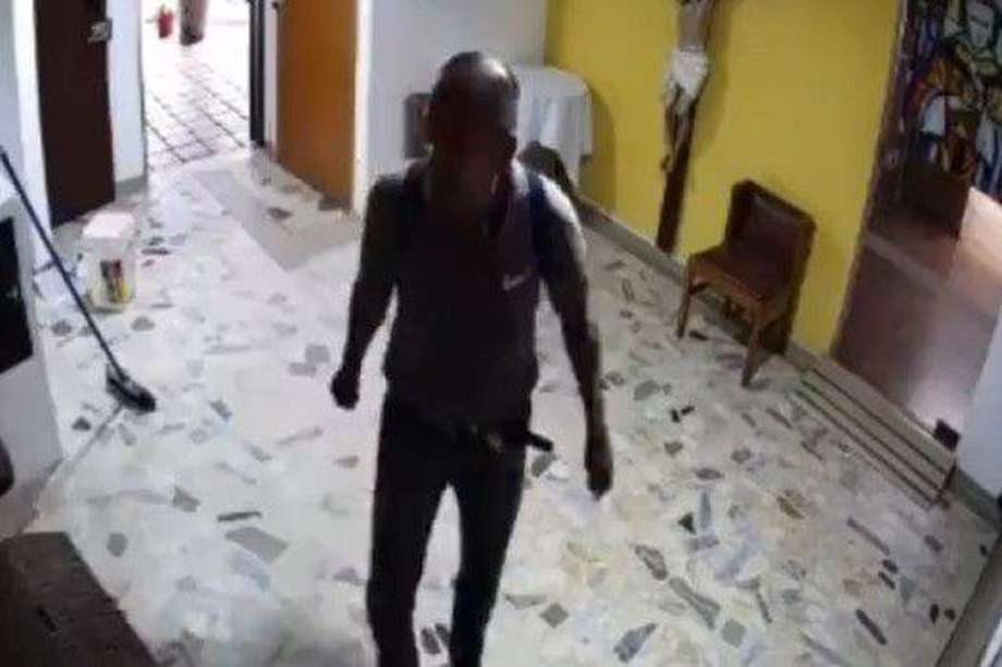 Captura del video en el que se observa al sujeto entrar a la iglesia y robar las ofrendas.