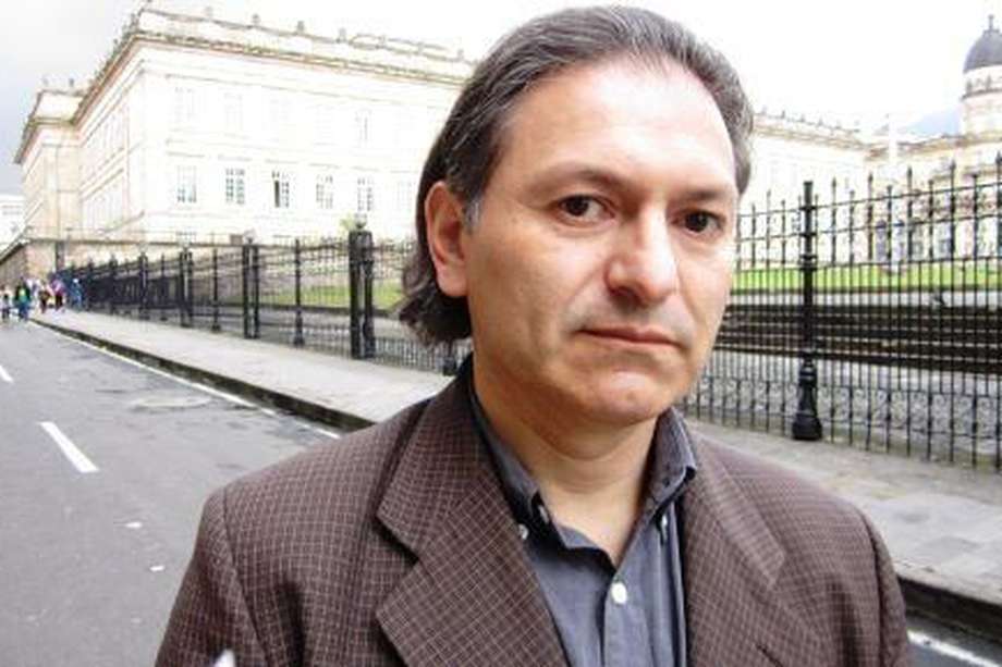 Germán Gaviria Álvarez nació en Bogotá. Novelista, ensayista, editor y profesor universitario. En 2006 fue finalista en el Premio Herralde con la novela "Algo se destruye". En 2011, recibió el Premio Nacional de Literatura, del Ministerio de Cultura de Colombia, con la novela "Olfato de perro". 