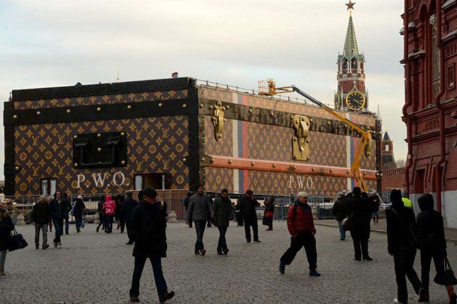 Maleta gigantesca con los colores de la marca francesa de lujo Louis Vuitton, instalada en la Plaza Roja de Moscú. / AFP