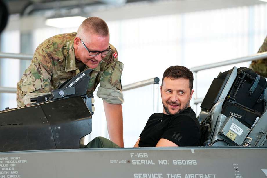 Vojens (Denmark), 20/08/2023.- Ukrainian President Volodymyr Zelensky sits in a F-16 fighter jet at Skrydstrup Airbase in Vojens, Denmark, 20 August 2023. The US State Department recently permitted Denmark to hand over F-16 fighter jets to Ukraine, a program to train Ukraine's pilots to the F-16s is already underway in Denmark. (Dinamarca, Ucrania) EFE/EPA/MADS CLAUS RASMUSSEN
