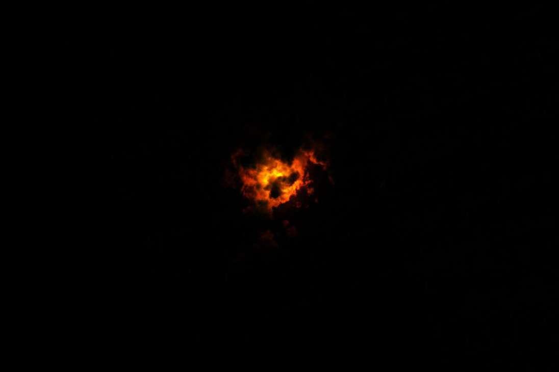 "Una erupción nocturna de un volcán" fue una de las finalistas de la categoría Fuego. Operational Land Imager (OLI) en Landsat 8 adquirió esta imagen en falso color a las 10:25 p. m. del Fagradalsfjall, un volcán en escudo en la península de Reykjanes en Islandia.