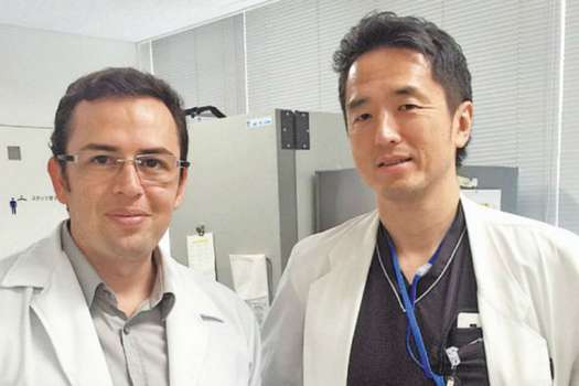 César Ortega junto a su mentor, el doctor Yutaka Saito, jefe de la División de Endoscopía del Centro Nacional de Cáncer de Japón./ Archivo particular