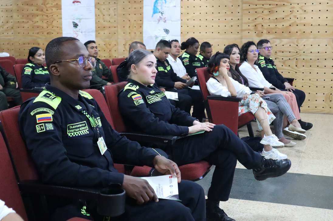 Los uniformados fueron capacitados para proteger a la población transfemenina que ejerce el trabajo sexual en Medellín, donde esta misma población denunció maltrato de la Fuerza Pública.