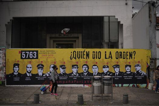 El 30 de septiembre de 2020, el mural titulado "¿Quién dio la orden"?, con los rostros de 12 generales del Ejército (activos y retirados) fue instalado a las afueras de la sede de la JEP, en Bogotá. Cinco días después, amaneció cubierto por completo con pintura negra.