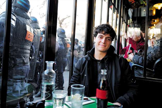 El “youtuber” que prueba croissants durante las protestas en París