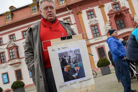 Un manifestante alemán carga un afiche con un mensaje que dice "nada se ha aprendido" en protesta a la decisión de Thomas Kemmerich de aliarse con la ultraderecha.  / AFP